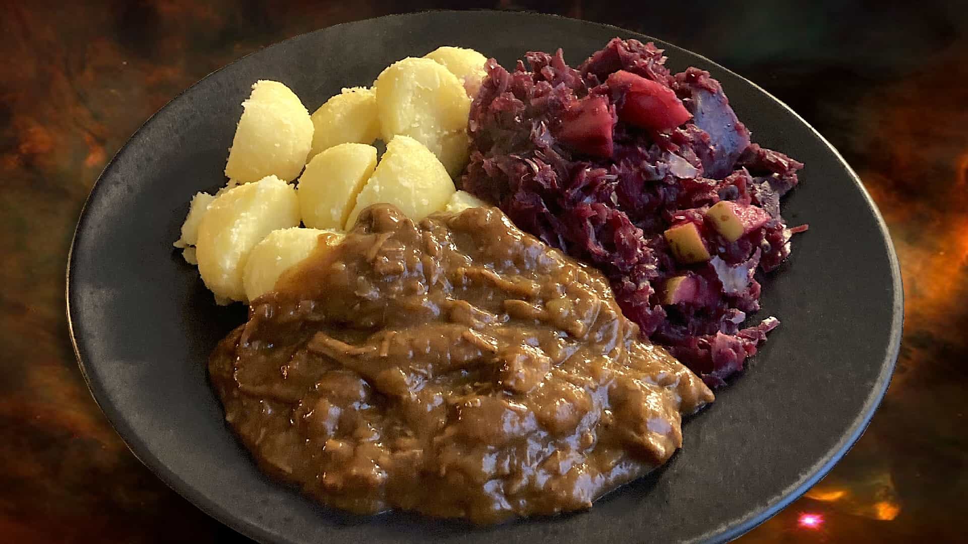 Aardappelen met rodekool en hachee
