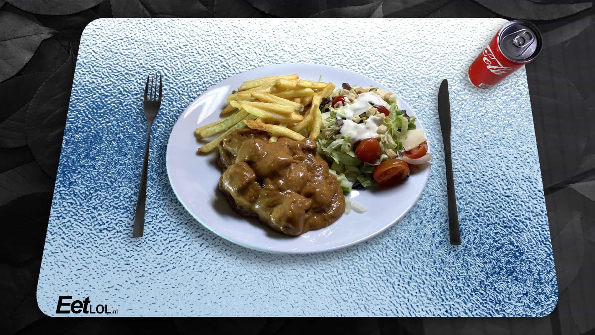 Maaltijdsalade met varkenssate (saté babi) en friet