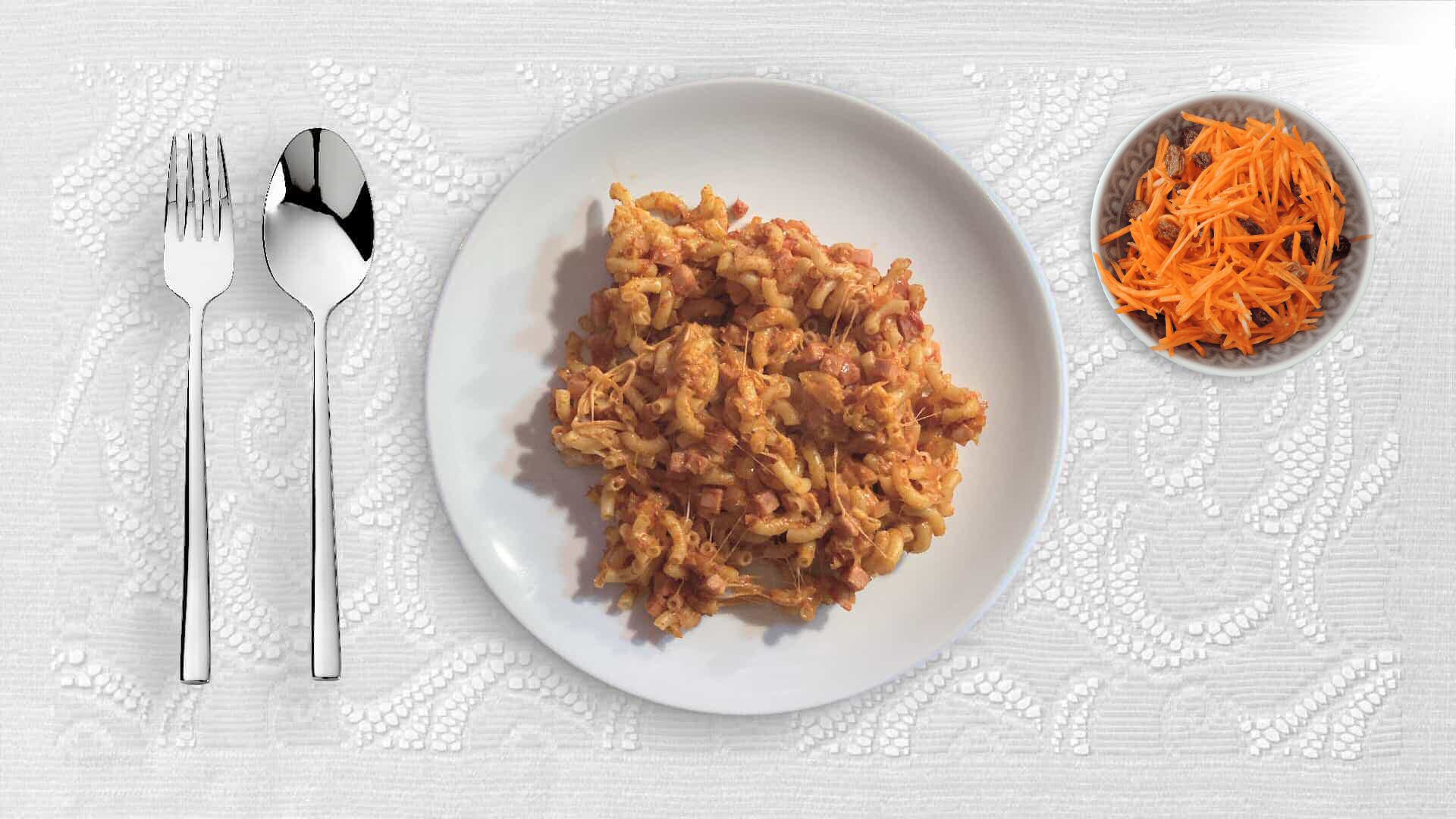 Macaroni met kaas en kool wortelsalade