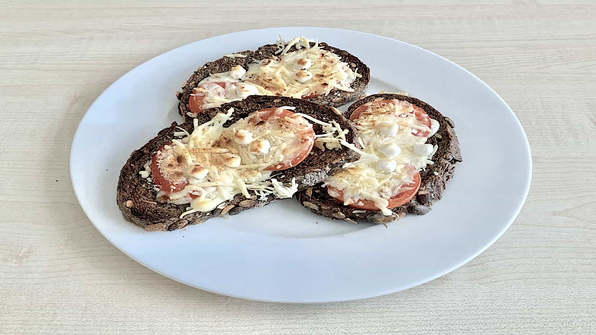 Brood met tomaat, knoflooksaus en breadcrumbs