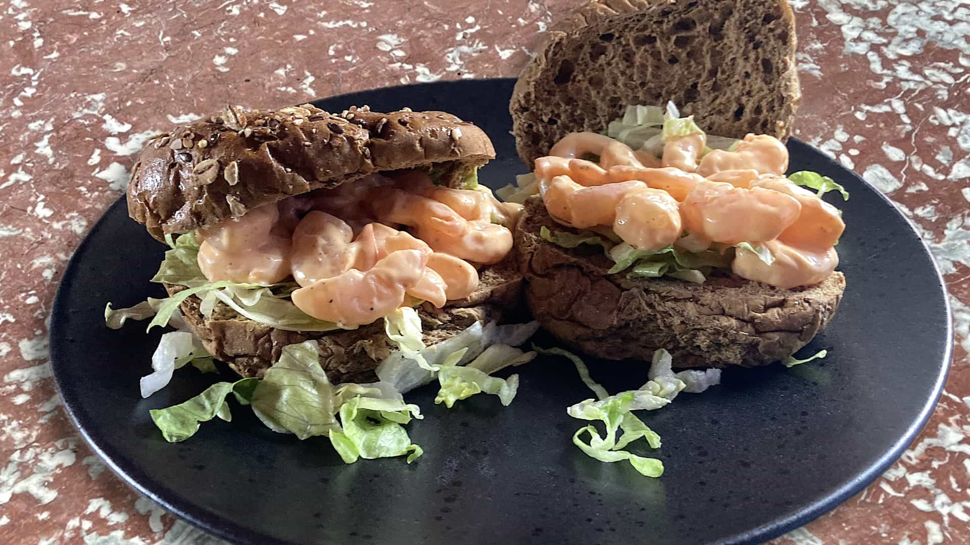 Bruine bol met roze garnalencocktail