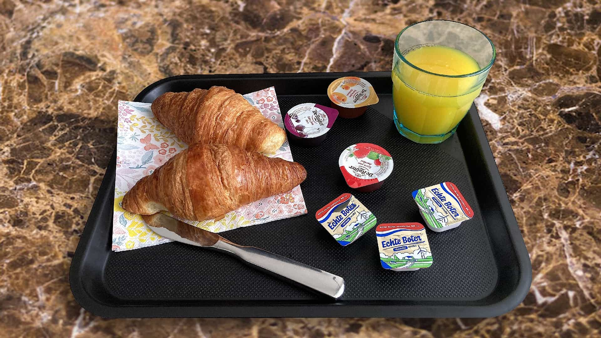 Croissants met roomboter en jam