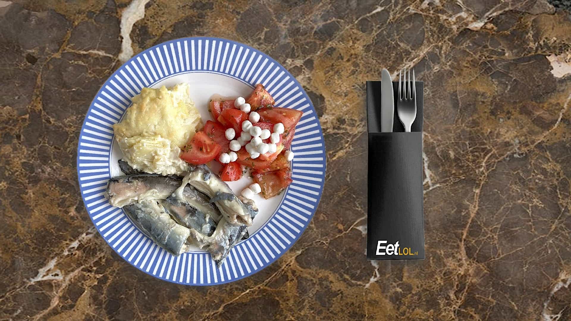 Kant en klare stoofaal met aardappelgratin en tomatensalade