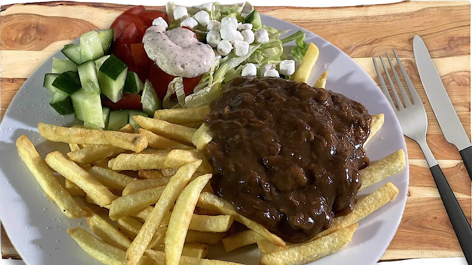 Frietje zuurvlees (zoervleisj) en sla