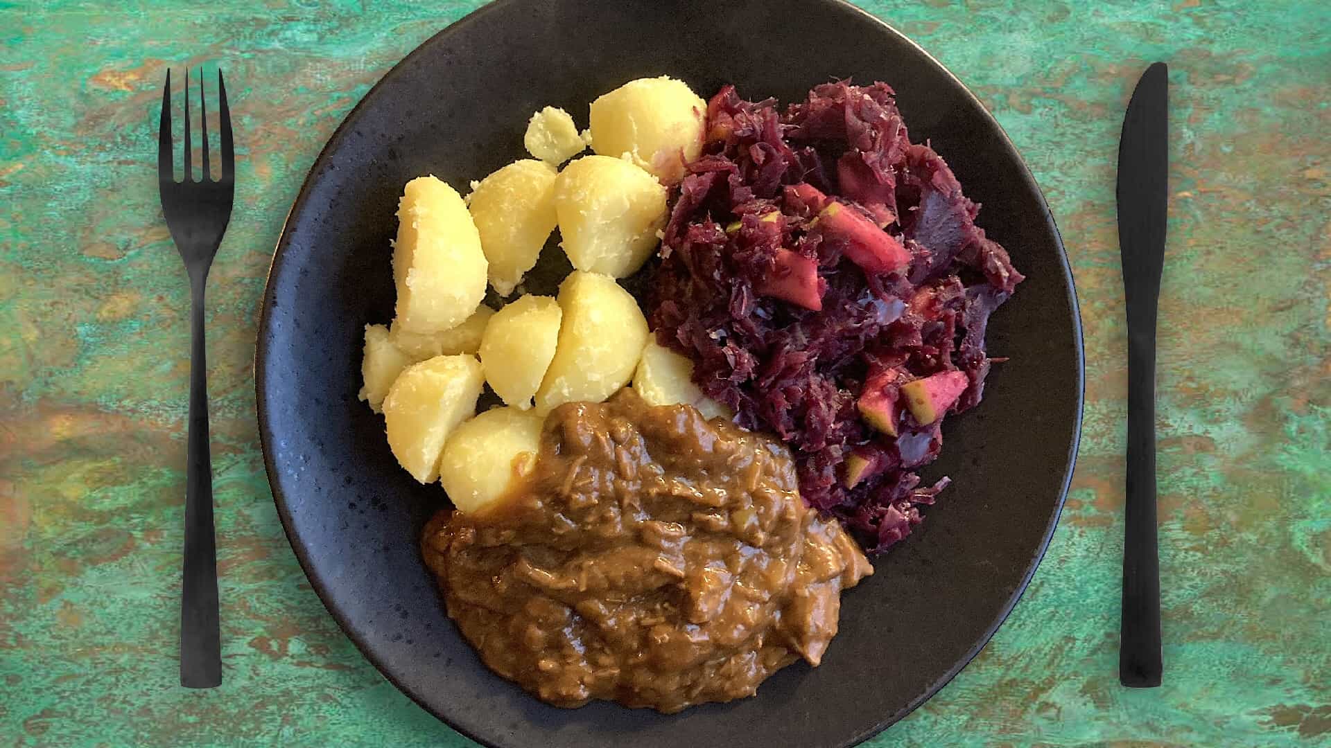 Hachee met aardappelen en rodekool