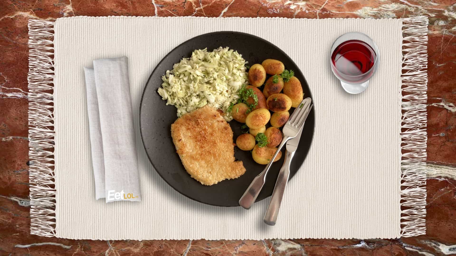 Wienerschnitzel met koolsalade en krieltjes