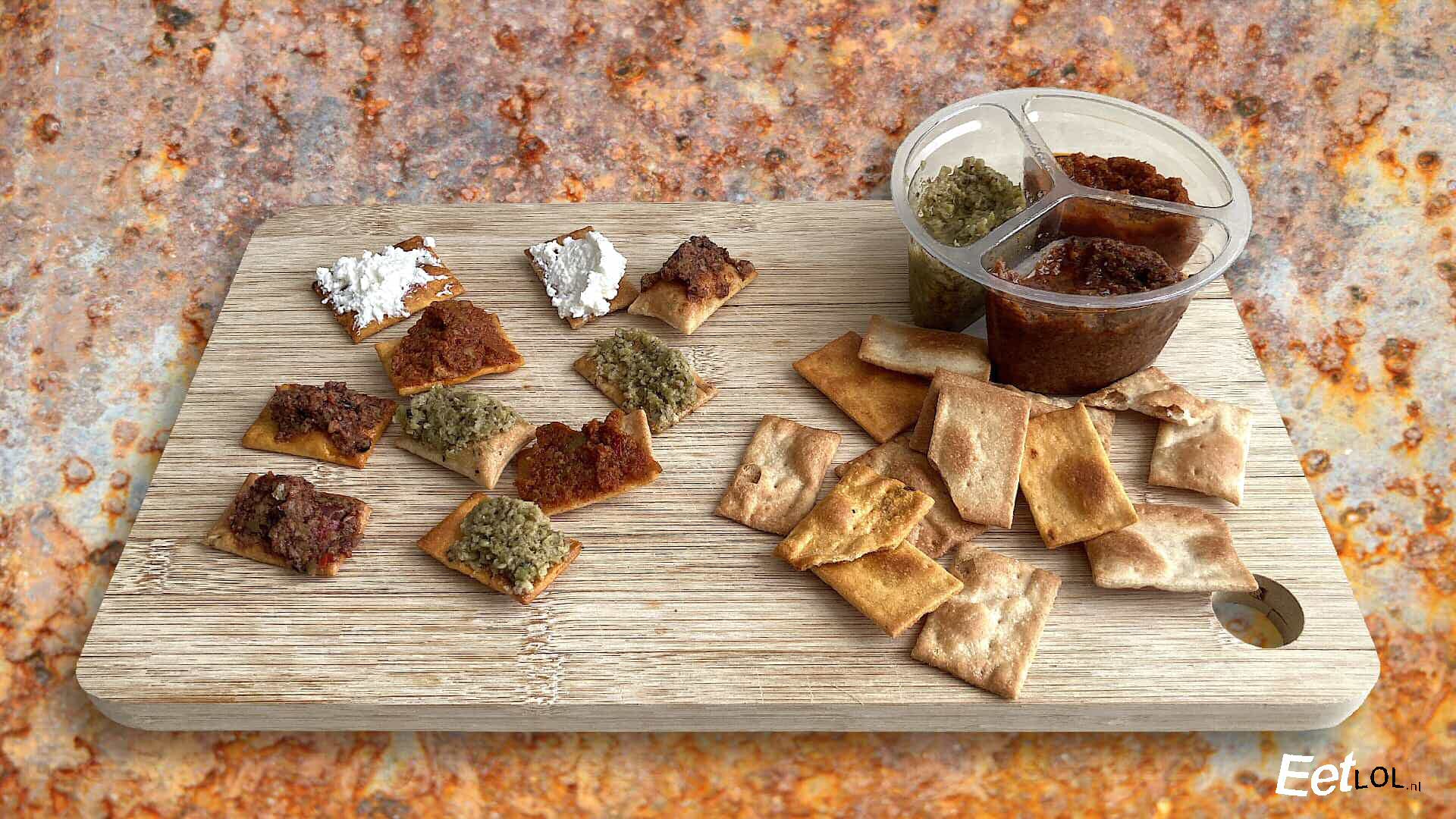 Scrocchi met tapenade of witte kaas