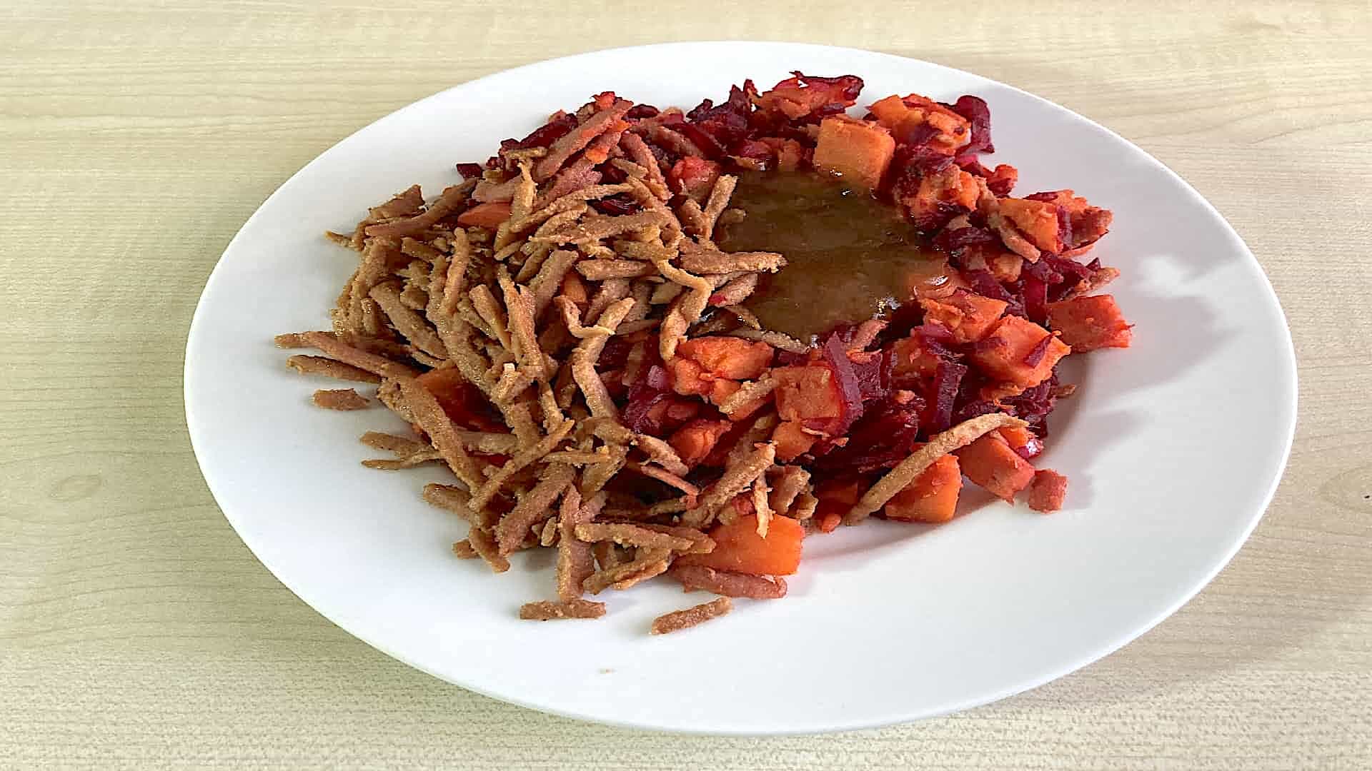 Bietenstamppot met zoete aardappel en vegan spekjes