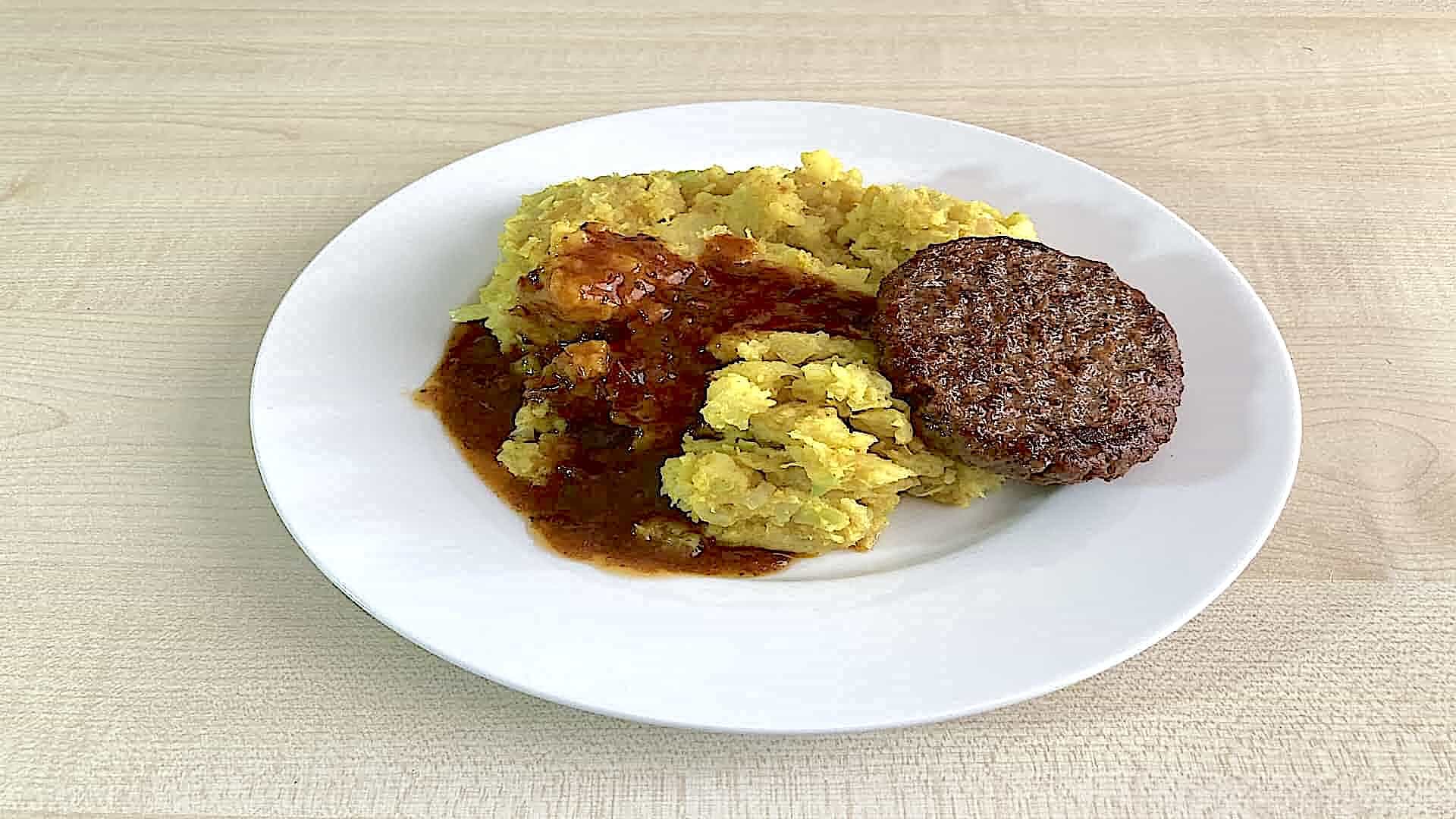Spitskool kerrie stamppot met vegan hamburger