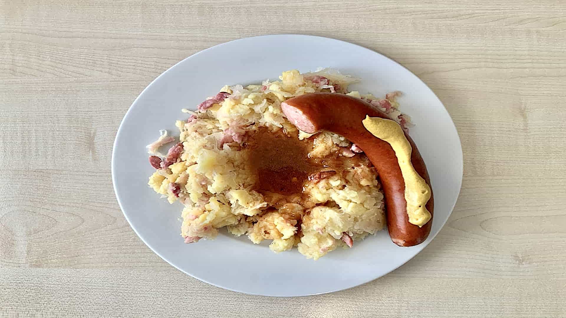 Zuurkool met vegan rookworst en vegan spekreepjes